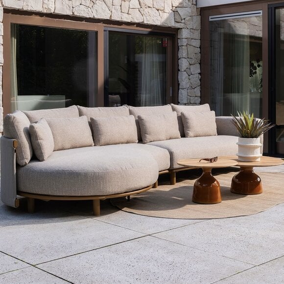 Canapé et tables d'appoint sur une terrasse
